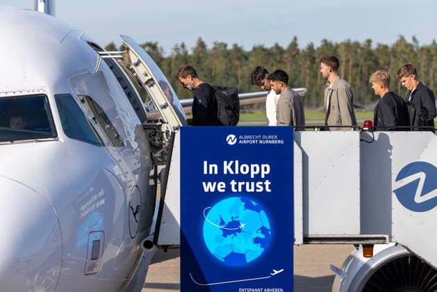 Abflug der deutschen DFB Fußball-Nationalmannschaft nach Amsterdam für dasNations-League Spiel gegen Niederlande, Nürnberg, 23.09.2026 Nationaltrainer Jürgen Klopp besteigt am Albrecht Dürer Airport das Flugzeug zum Nations-League-Spiel gegen die Niederlande. Weitere Spieler der deutschen Mannschaft folgen ihm über die Gangway an Bord der Lufthansa-Maschine. Nürnberg Bayern Deutschland