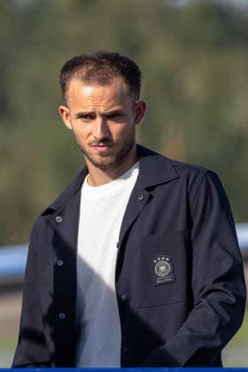 Abflug der deutschen DFB Fußball-Nationalmannschaft nach Amsterdam für dasNations-League Spiel gegen Niederlande, Nürnberg, 23.09.2026 Max Rosenfelder wartet vor dem Abflug der deutschen Fußball-Nationalmannschaft zum Nations-League-Spiel gegen die Niederlande. Er trägt eine DFB-Jacke mit Verbandswappen über einem weißen T-Shirt. Nürnberg Bayern Deutschland
