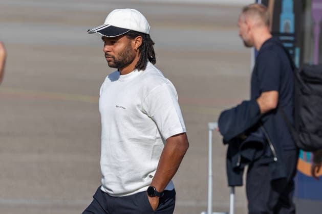 Abflug der deutschen DFB Fußball-Nationalmannschaft nach Amsterdam für dasNations-League Spiel gegen Niederlande, Nürnberg, 23.09.2026 Serge Gnabry auf dem Weg zum Abflug in Richtung Amsterdam. Der Nationalspieler reist mit der deutschen Mannschaft zum Auswärtsspiel gegen die Niederlande. Nürnberg Bayern Deutschland