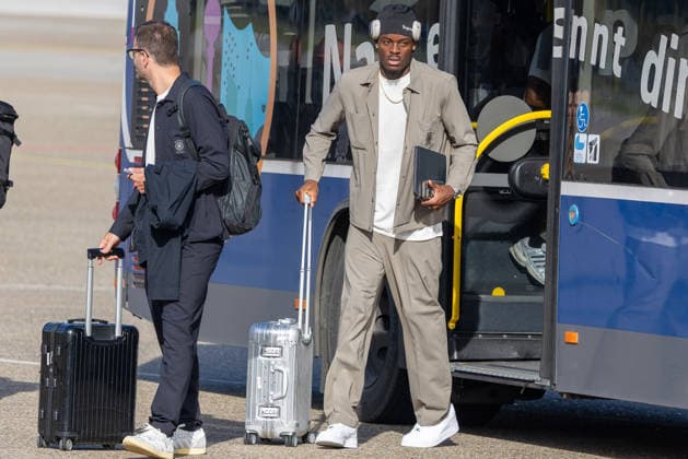 Abflug der deutschen DFB Fußball-Nationalmannschaft nach Amsterdam für dasNations-League Spiel gegen Niederlande, Nürnberg, 23.09.2026 Yann Aurel Bisseck steigt mit Rollkoffer aus dem Mannschaftsbus auf dem Vorfeld. Der Abwehrspieler reist mit der deutschen Nationalmannschaft zum Nations-League-Spiel gegen die Niederlande. Nürnberg Bayern Deutschland