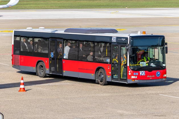 Abflug der deutschen DFB Fußball-Nationalmannschaft nach Amsterdam für dasNations-League Spiel gegen Niederlande, Nürnberg, 23.09.2026 Die deutsche Fußball-Nationalmannschaft fährt im Flughafenbus auf dem Vorfeld zum Flugzeug für die Reise nach Amsterdam. Der Bus bringt die Spieler zum Nations-League-Spiel gegen die Niederlande. Nürnberg Bayern Deutschland