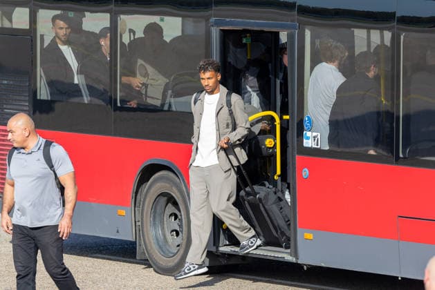 Abflug der deutschen DFB Fußball-Nationalmannschaft nach Amsterdam für dasNations-League Spiel gegen Niederlande, Nürnberg, 23.09.2026 BambasÃ ContÃ steigt mit seinem Gepäck aus dem Mannschaftsbus, während die deutsche Nationalmannschaft zum Flug nach Amsterdam aufbricht. Das Team reist zum Nations-League-Spiel gegen die Niederlande. Nürnberg Bayern Deutschland