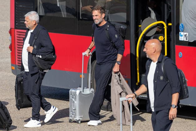 Abflug der deutschen DFB Fußball-Nationalmannschaft nach Amsterdam für dasNations-League Spiel gegen Niederlande, Nürnberg, 23.09.2026 Nationaltrainer Jürgen Klopp steigt mit Betreuern aus dem Mannschaftsbus, im Hintergrund die Reise zum Länderspiel gegen die Niederlande. Er zieht seinen Koffer und trägt einen Rucksack, begleitet von zwei weiteren Personen aus dem Betreuerstab. Nürnberg Bayern Deutschland