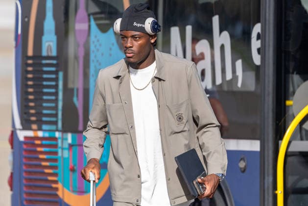 Abflug der deutschen DFB Fußball-Nationalmannschaft nach Amsterdam für dasNations-League Spiel gegen Niederlande, Nürnberg, 23.09.2026 Yann Aurel Bisseck steigt mit Kopfhörern und Trolley in den Mannschaftsbus. Der Nationalspieler reist mit der deutschen Fußball-Nationalmannschaft zum Auswärtsspiel in den Niederlanden. Nürnberg Bayern Deutschland