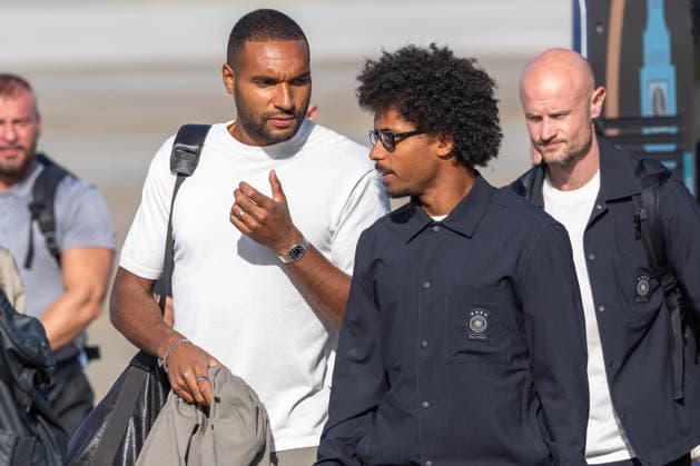 Abflug der deutschen DFB Fußball-Nationalmannschaft nach Amsterdam für dasNations-League Spiel gegen Niederlande, Nürnberg, 23.09.2026 Jonathan Tah und Karim Adeyemi kommen mit ihrem Gepäck zum Abflug der deutschen Fußball-Nationalmannschaft. Die Spieler reisen zum Länderspiel gegen die Niederlande. Nürnberg Bayern Deutschland