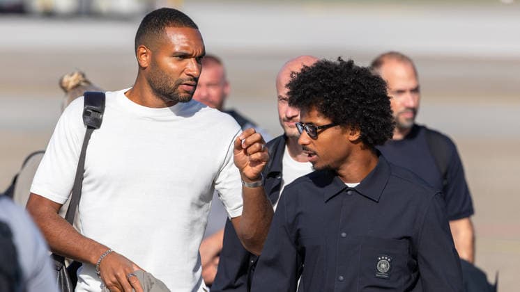 Abflug der deutschen DFB Fußball-Nationalmannschaft nach Amsterdam für dasNations-League Spiel gegen Niederlande, Nürnberg, 23.09.2026 Jonathan Tah und Karim Adeyemi kommen auf dem Flughafenvorfeld zum Abflug der deutschen Fußball-Nationalmannschaft nach Amsterdam. Im Hintergrund warten weitere Mitglieder der Delegation. Nürnberg Bayern Deutschland