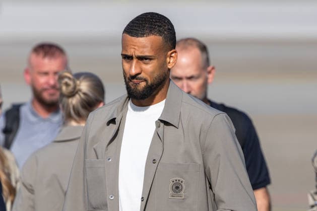 Abflug der deutschen DFB Fußball-Nationalmannschaft nach Amsterdam für dasNations-League Spiel gegen Niederlande, Nürnberg, 23.09.2026 Josha Vagnoman trifft am Flughafen zum Abflug der deutschen Nationalmannschaft ein. Die Mannschaft reist nach Amsterdam zum Spiel gegen die Niederlande. Nürnberg Bayern Deutschland