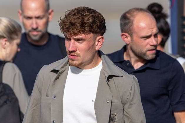 Abflug der deutschen DFB Fußball-Nationalmannschaft nach Amsterdam für dasNations-League Spiel gegen Niederlande, Nürnberg, 23.09.2026 Philipp Treu reist mit der deutschen Fußball-Nationalmannschaft zum Nations-League-Spiel gegen die Niederlande nach Amsterdam. Weitere Personen der Reisegruppe begleiten ihn zum Abflug. Nürnberg Bayern Deutschland