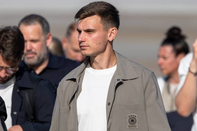 Abflug der deutschen DFB Fußball-Nationalmannschaft nach Amsterdam für dasNations-League Spiel gegen Niederlande, Nürnberg, 23.09.2026 Yannik Engelhardt trifft am Flughafen zum Abflug der deutschen Fußball-Nationalmannschaft nach Amsterdam ein. Die Mannschaft reist zum Nations-League-Spiel gegen die Niederlande. Nürnberg Bayern Deutschland
