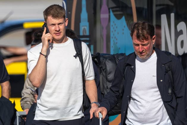 Abflug der deutschen DFB Fußball-Nationalmannschaft nach Amsterdam für dasNations-League Spiel gegen Niederlande, Nürnberg, 23.09.2026 Alexander Nübel telefoniert beim Abflug der deutschen Fußball-Nationalmannschaft nach Amsterdam. Die Mannschaft reist zum Länderspiel gegen die Niederlande. Nürnberg Bayern Deutschland