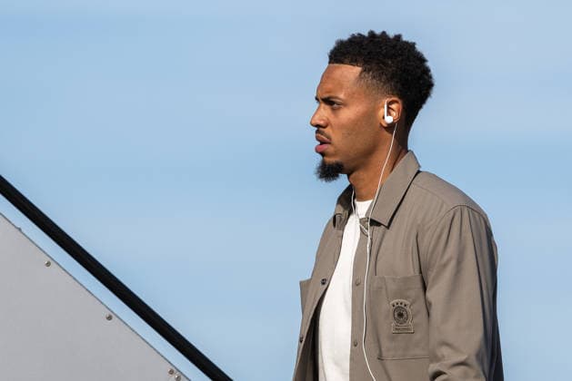 Abflug der deutschen DFB Fußball-Nationalmannschaft nach Amsterdam für dasNations-League Spiel gegen Niederlande, Nürnberg, 23.09.2026 Felix Nmecha steigt zum Abflug der deutschen Fußball-Nationalmannschaft die Gangway hinauf. Die Mannschaft reist zum Nations-League-Spiel gegen die Niederlande nach Amsterdam. Nürnberg Bayern Deutschland