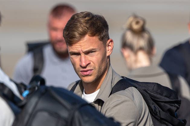 Abflug der deutschen DFB Fußball-Nationalmannschaft nach Amsterdam für dasNations-League Spiel gegen Niederlande, Nürnberg, 23.09.2026 Joshua Kimmich beim Abflug der deutschen Fußball-Nationalmannschaft zum Spiel gegen die Niederlande. Der Nationalspieler trägt Reisekleidung und Rucksack auf dem Weg zum Flugzeug. Nürnberg Bayern Deutschland