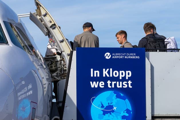 Abflug der deutschen DFB Fußball-Nationalmannschaft nach Amsterdam für dasNations-League Spiel gegen Niederlande, Nürnberg, 23.09.2026 Joshua Kimmich steigt am Albrecht Dürer Airport Nürnberg in das Flugzeug der deutschen Fußball-Nationalmannschaft. Der Flug bringt die Mannschaft zum Nations-League-Spiel gegen die Niederlande nach Amsterdam. Nürnberg Bayern Deutschland