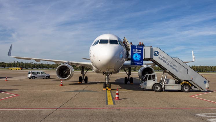 Abflug der deutschen DFB Fußball-Nationalmannschaft nach Amsterdam für dasNations-League Spiel gegen Niederlande, Nürnberg, 23.09.2026 Ein Flugzeug der deutschen Fußball-Nationalmannschaft steht zum Abflug nach Amsterdam für das Spiel der Nations League gegen die Niederlande bereit. Spieler betreten über die Gangway mit dem Banner In Klopp we trust die Maschine. Nürnberg Bayern Deutschland