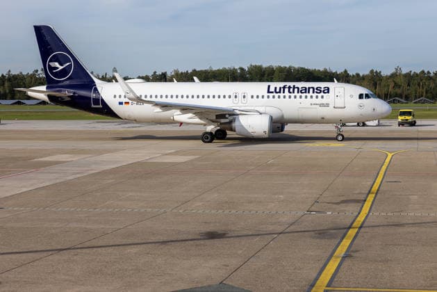 Abflug der deutschen DFB Fußball-Nationalmannschaft nach Amsterdam für dasNations-League Spiel gegen Niederlande, Nürnberg, 23.09.2026 Ein Airbus A320 der Lufthansa rollt auf dem Vorfeld zur Startbahn, an Bord die deutsche Fußball-Nationalmannschaft auf dem Weg nach Amsterdam. Die Maschine trägt die Kennung D-AIZX und bringt das Team zum Nations-League-Spiel gegen die Niederlande. Nürnberg Bayern Deutschland
