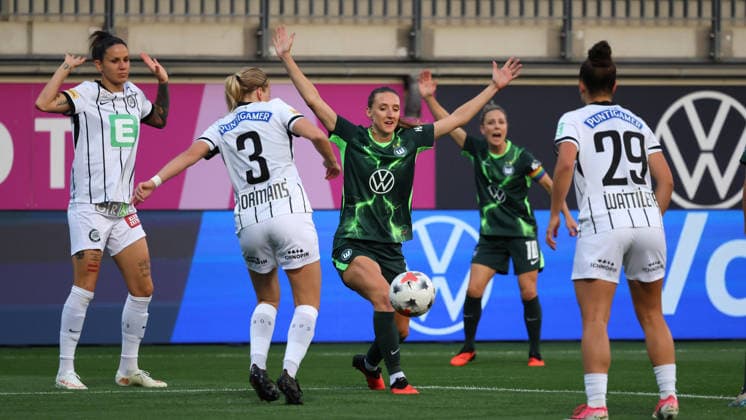 VfL vs. Graz, EL Quali Frauen, Wolfsburg, 23.09.2026, Fußball, Frauen, VfL Wolfsburg vs. SK Sturm Graz, UEFA Women s Europa Cup Qualifikation, 2. Runde, Saison 2026 2027: Merel Bormans (Graz), Lara Prasnikar (VfL Wolfsburg) AOK Stadion Niedersachsen Deutschland