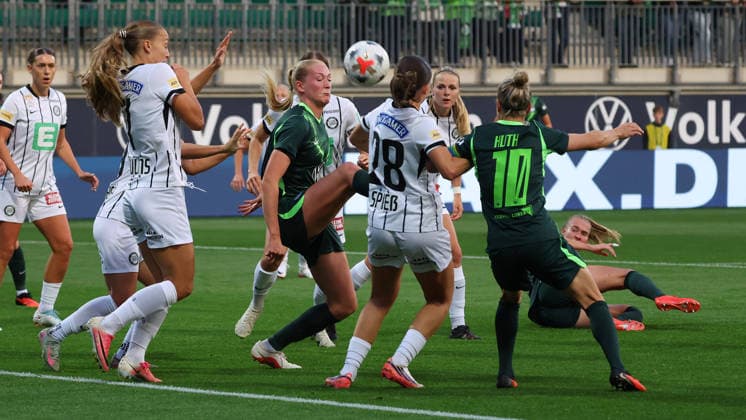 VfL vs. Graz, EL Quali Frauen, Wolfsburg, 23.09.2026, Fußball, Frauen, VfL Wolfsburg vs. SK Sturm Graz, UEFA Women s Europa Cup Qualifikation, 2. Runde, Saison 2026 2027: Brigitta Pulins (Graz), Camilla Küver (VfL Wolfsburg), Marie Spiess (Graz) AOK Stadion Niedersachsen Deutschland