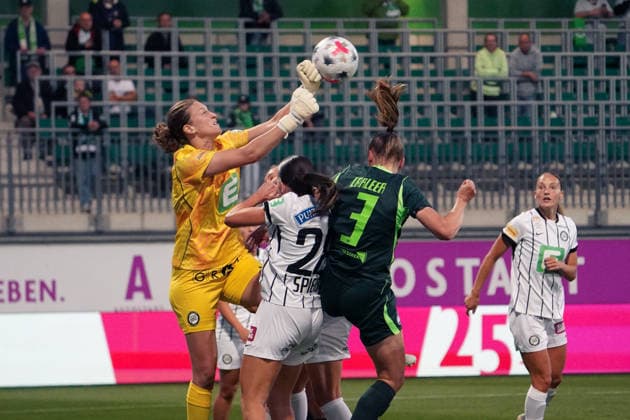 Deutschland: Fussball UEFA Women s Europa Cup 2026 2027, 2. Qualifikationsrunde, Hinspiel - VfL Wolfsburg vs SK Sturm Graz - AOK Stadion (Wolfsburg): Torchance Lieske Carleer (VfL Wolfsburg Women, 3) Sarah-Lisa Dübel Sarah-Lisa Duebel (Sturm Graz, 1) Copyright: xAymanxAlahmedx