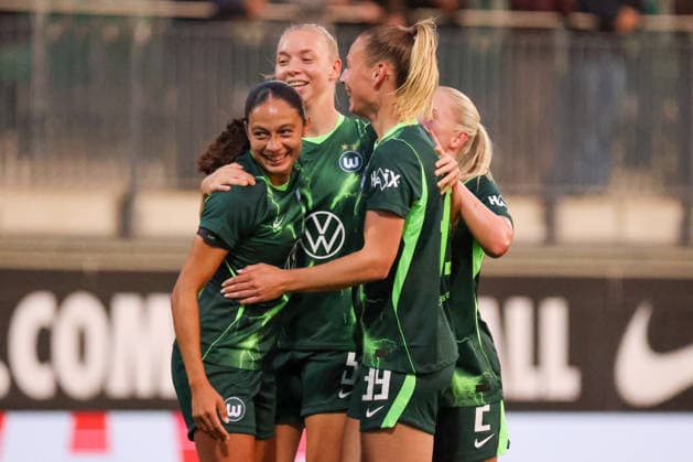 Wolfsburg, Deutschland: 23.09.2026 - UEFA Women™s Europa Cup - Hinrunde - VfL Wolfsburg Frauen vs. Sturm Graz Frauen Im Bild: v.li. die Zweite Torschützin Ella Peddemors (Wolfsburg) macht das Tor zum 1:0 für Wolfsburg und jubelt mit Kessya Bussy (Wolfsburg), Sarai Linder (Wolfsburg) und Thea Bjelde (Wolfsburg) Copyright: HMBxMedia MadeleinexFantini