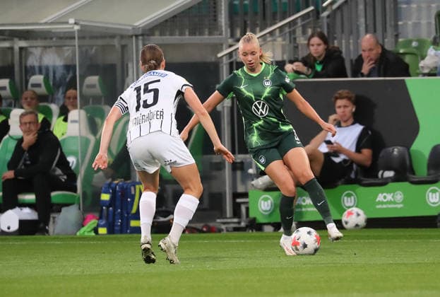 Ella Peddemors (VfL Wolfsburg), Sophie Maierhofer (SK Sturm Graz) Fussball, Frauen, Saison 2026 2027, UEFA, Womens Europa Cup Qualifikation, 2.Runde, AOK stadion Wolfsburg, VfL Wolfburg gegen Sturm Graz