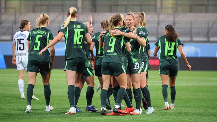 VfL vs. Graz, EL Quali Frauen, Wolfsburg, 23.09.2026, Fußball, Frauen, VfL Wolfsburg vs. SK Sturm Graz, UEFA Women s Europa Cup Qualifikation, 2. Runde, Saison 2026 2027: Lara Prasnikar (VfL Wolfsburg) jubelt mit der Mannschaft nach ihrem Tor zum 2:0 AOK Stadion Niedersachsen Deutschland