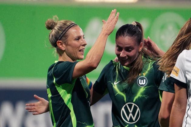Deutschland: Fussball UEFA Women s Europa Cup 2026 2027, 2. Qualifikationsrunde, Hinspiel - VfL Wolfsburg vs SK Sturm Graz - AOK Stadion (Wolfsburg): Tor und Torjubel zum Smilla Vallotto (VfL Wolfsburg Women, 14) Svenja Huth (VfL Wolfsburg Women, 10) Copyright: xAymanxAlahmedx