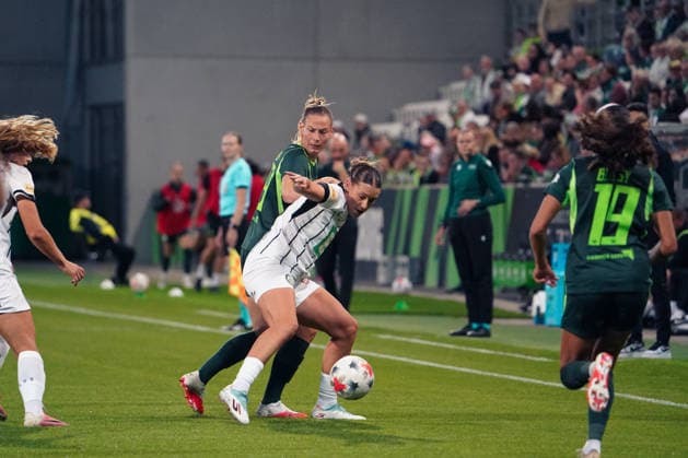 Deutschland: Fussball UEFA Women s Europa Cup 2026 2027, 2. Qualifikationsrunde, Hinspiel - VfL Wolfsburg vs SK Sturm Graz - AOK Stadion (Wolfsburg): im Zweikampf Sarai Linder (VfL Wolfsburg Women, 39) Copyright: xAymanxAlahmedx