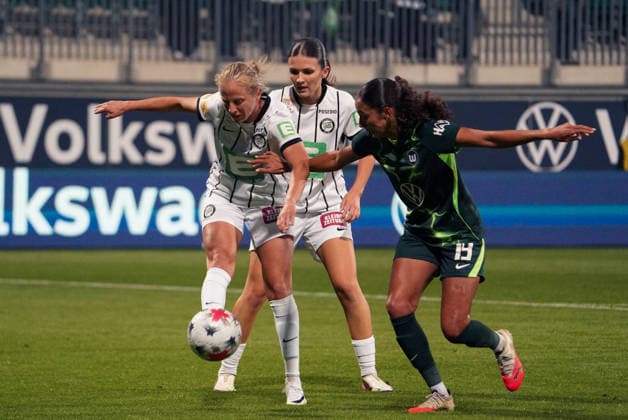 Deutschland: Fussball UEFA Women s Europa Cup 2026 2027, 2. Qualifikationsrunde, Hinspiel - VfL Wolfsburg vs SK Sturm Graz - AOK Stadion (Wolfsburg): im Zweikampf Kessya Bussy (VfL Wolfsburg Women, 19) Linda Popofsits (Sturm Graz, 16) Copyright: xAymanxAlahmedx