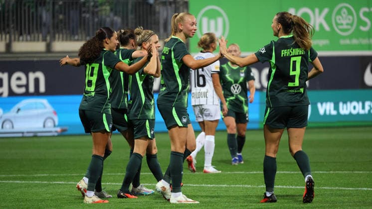 VfL vs. Graz, EL Quali Frauen, Wolfsburg, 23.09.2026, Fußball, Frauen, VfL Wolfsburg vs. SK Sturm Graz, UEFA Women s Europa Cup Qualifikation, 2. Runde, Saison 2026 2027: Svenja Huth (VfL Wolfsburg) jubelt mit der Mannschaft nach ihrem Tor zum 4:0 AOK Stadion Niedersachsen Deutschland