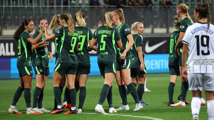 VfL vs. Graz, EL Quali Frauen, Wolfsburg, 23.09.2026, Fußball, Frauen, VfL Wolfsburg vs. SK Sturm Graz, UEFA Women s Europa Cup Qualifikation, 2. Runde, Saison 2026 2027: Svenja Huth (VfL Wolfsburg) jubelt mit der Mannschaft nach ihrem Tor zum 4:0 AOK Stadion Niedersachsen Deutschland