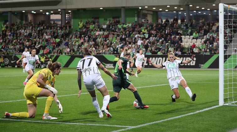 Hierv erzielt Svenja Huth (VfL Wolfsburg) das 4-0 gegen Sarah-Lisa Duebel (SK Sturm Graz) und Lilla Sipos (SK Sturm Graz) und rechts Merel Bormans (SK Sturm Graz) Fussball, Frauen, Saison 2026 2027, UEFA, Womens Europa Cup Qualifikation, 2.Runde, AOK stadion Wolfsburg, VfL Wolfburg gegen Sturm Graz