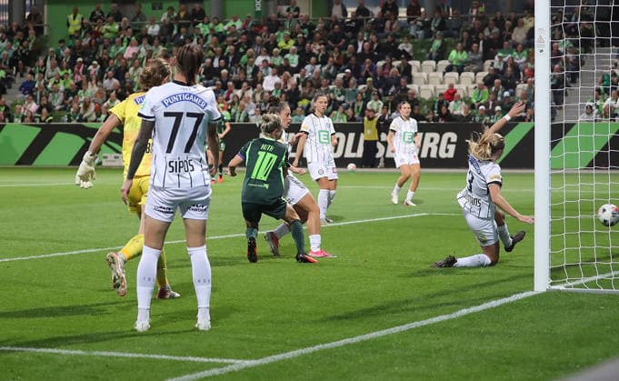 Hierv erzielt Svenja Huth (VfL Wolfsburg) das 4-0 gegen Sarah-Lisa Duebel (SK Sturm Graz) und Lilla Sipos (SK Sturm Graz), 3 Merel Bormans (SK Sturm Graz) kann auch nicht mehr das Tor verhindern Fussball, Frauen, Saison 2026 2027, UEFA, Womens Europa Cup Qualifikation, 2.Runde, AOK stadion Wolfsburg, VfL Wolfburg gegen Sturm Graz