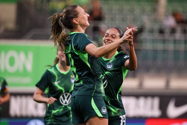 Wolfsburg, Deutschland: 23.09.2026 - UEFA Women™s Europa Cup - Hinrunde - VfL Wolfsburg Frauen vs. Sturm Graz Frauen Im Bild: v.li. Torschützin Lara Prasnikar (Wolfsburg) macht das Tor zum 2:0 für Wolfsburg und jubelt mit Kessya Bussy (Wolfsburg) Copyright: HMBxMedia MadeleinexFantini