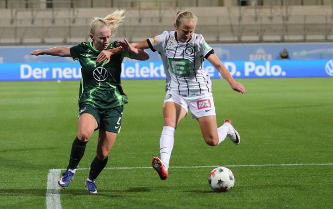 Thea Bjelde (VfL Wolfsburg), im Duell mit Sara Pavlovic (Graz) Fussball, Frauen, Saison 2026 2027, UEFA, Womens Europa Cup Qualifikation, 2.Runde, AOK stadion Wolfsburg, VfL Wolfburg gegen Sturm Graz