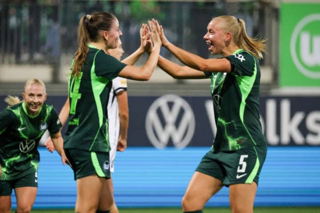 Wolfsburg, Deutschland: 23.09.2026 - UEFA Women™s Europa Cup - Hinrunde - VfL Wolfsburg Frauen vs. Sturm Graz Frauen Im Bild: v.li. Torschützin Smilla Vallotto (Wolfsburg) macht das Tor zum 3:0 für Wolfsburg und jubelt mit Ella Peddemors (Wolfsburg) Copyright: HMBxMedia MadeleinexFantini