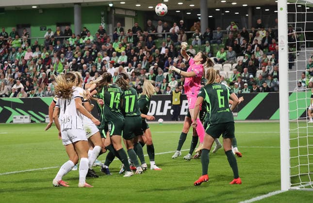 schwache Faustabwehr von Stina Johannes (VfL Wolfsburg) Fussball, Frauen, Saison 2026 2027, UEFA, Womens Europa Cup Qualifikation, 2.Runde, AOK stadion Wolfsburg, VfL Wolfburg gegen Sturm Graz