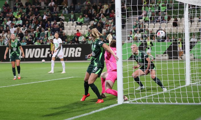 Lena Breznik (SK Sturm Graz) aus dem Hintergrund , nicht auf dem Foto, erzielt gegen Stina Johannes (VfL Wolfsburg) 4-1 Fussball, Frauen, Saison 2026 2027, UEFA, Womens Europa Cup Qualifikation, 2.Runde, AOK stadion Wolfsburg, VfL Wolfburg gegen Sturm Graz