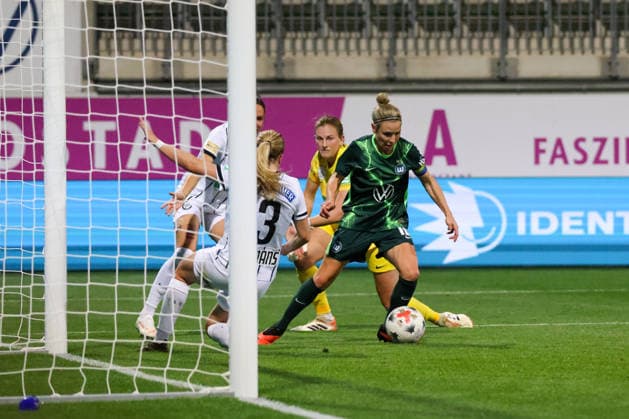 Wolfsburg, Deutschland: 23.09.2026 - UEFA Women™s Europa Cup - Hinrunde - VfL Wolfsburg Frauen vs. Sturm Graz Frauen Im Bild: Torschützin Svenja Huth (Wolfsburg), rechts im Bild, macht das Tor zum 4:0 für Wolfsburg Copyright: HMBxMedia MadeleinexFantini