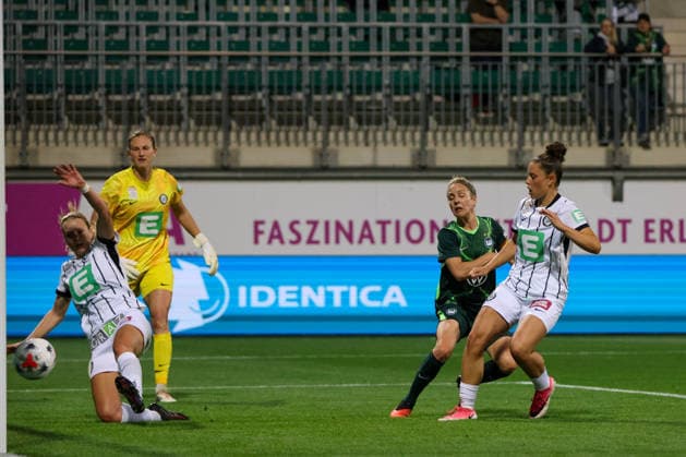 Wolfsburg, Deutschland: 23.09.2026 - UEFA Women™s Europa Cup - Hinrunde - VfL Wolfsburg Frauen vs. Sturm Graz Frauen Im Bild: Torschützin Svenja Huth (Wolfsburg), von rechts die Zweite im Bild, macht das Tor zum 4:0 für Wolfsburg Copyright: HMBxMedia MadeleinexFantini