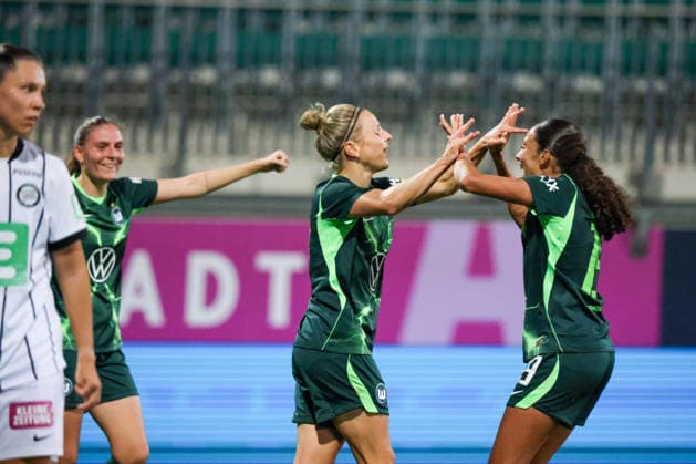 Wolfsburg, Deutschland: 23.09.2026 - UEFA Women™s Europa Cup - Hinrunde - VfL Wolfsburg Frauen vs. Sturm Graz Frauen Im Bild: v.li. die Dritte Torschützin Svenja Huth (Wolfsburg) macht das Tor zum 4:0 für Wolfsburg und jubelt mit Kessya Bussy (Wolfsburg) Copyright: HMBxMedia MadeleinexFantini
