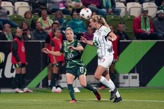 Deutschland: Fussball UEFA Women s Europa Cup 2026 2027, 2. Qualifikationsrunde, Hinspiel - VfL Wolfsburg vs SK Sturm Graz - AOK Stadion (Wolfsburg): Kopfball Merel Bormans (Sturm Graz, 3) Svenja Huth (VfL Wolfsburg Women, 10) Copyright: xAymanxAlahmedx