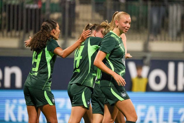 Wolfsburg, Deutschland: 23.09.2026 - UEFA Women™s Europa Cup - Hinrunde - VfL Wolfsburg Frauen vs. Sturm Graz Frauen Im Bild: Torschützin Svenja Huth (Wolfsburg), verdeckt im Bild, macht das Tor zum 4:0 für Wolfsburg und jubelt mit ihren Mannschaftskolleginnen Copyright: HMBxMedia MadeleinexFantini