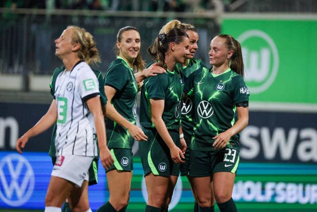 Wolfsburg, Deutschland: 23.09.2026 - UEFA Women™s Europa Cup - Hinrunde - VfL Wolfsburg Frauen vs. Sturm Graz Frauen Im Bild: Torschützin Katharina Piljic (Wolfsburg), mittig im Bild, macht das Tor zum 5:1 für Wolfsburg und jubelt mit ihren Mannschaftskolleginnen Copyright: HMBxMedia MadeleinexFantini