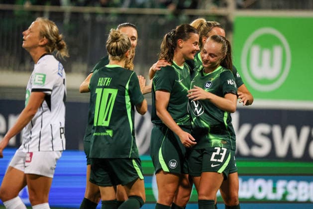 Wolfsburg, Deutschland: 23.09.2026 - UEFA Women™s Europa Cup - Hinrunde - VfL Wolfsburg Frauen vs. Sturm Graz Frauen Im Bild: Torschützin Katharina Piljic (Wolfsburg), mittig im Bild, macht das Tor zum 5:1 für Wolfsburg und jubelt mit ihren Mannschaftskolleginnen Copyright: HMBxMedia MadeleinexFantini