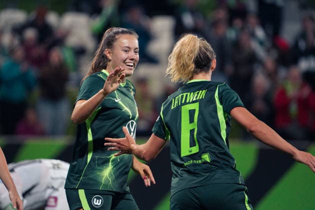 Deutschland: Fussball UEFA Women s Europa Cup 2026 2027, 2. Qualifikationsrunde, Hinspiel - VfL Wolfsburg vs SK Sturm Graz - AOK Stadion (Wolfsburg): Tor und Torjubel zum Lena Lattwein (VfL Wolfsburg Women, 8) Copyright: xAymanxAlahmedx