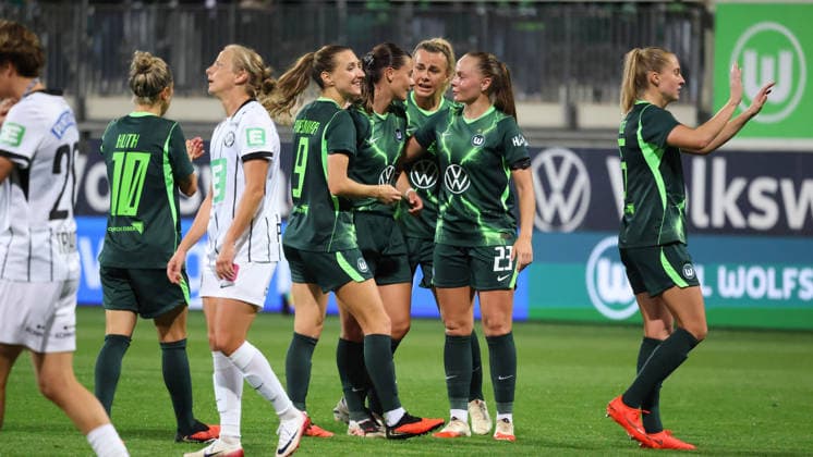 VfL vs. Graz, EL Quali Frauen, Wolfsburg, 23.09.2026, Fußball, Frauen, VfL Wolfsburg vs. SK Sturm Graz, UEFA Women s Europa Cup Qualifikation, 2. Runde, Saison 2026 2027: Katharina Piljic (VfL Wolfsburg) jubelt mit der Mannschaft nach ihrem Tor zum 5:1 AOK Stadion Niedersachsen Deutschland