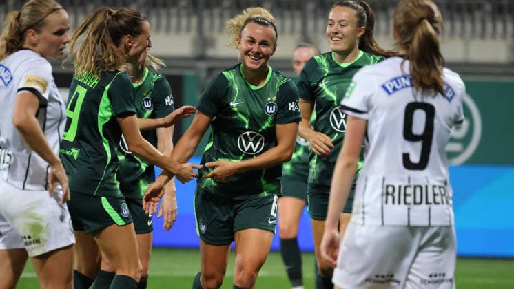 VfL vs. Graz, EL Quali Frauen, Wolfsburg, 23.09.2026, Fußball, Frauen, VfL Wolfsburg vs. SK Sturm Graz, UEFA Women s Europa Cup Qualifikation, 2. Runde, Saison 2026 2027: Lena Lattwein (VfL Wolfsburg) jubelt mit der Mannschaft nach ihrem Tor zum 6:1 AOK Stadion Niedersachsen Deutschland