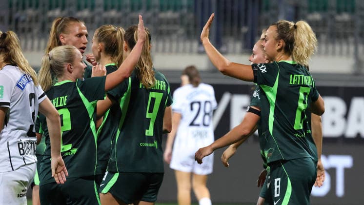 VfL vs. Graz, EL Quali Frauen, Wolfsburg, 23.09.2026, Fußball, Frauen, VfL Wolfsburg vs. SK Sturm Graz, UEFA Women s Europa Cup Qualifikation, 2. Runde, Saison 2026 2027: Lena Lattwein (VfL Wolfsburg) jubelt mit der Mannschaft nach ihrem Tor zum 6:1 AOK Stadion Niedersachsen Deutschland
