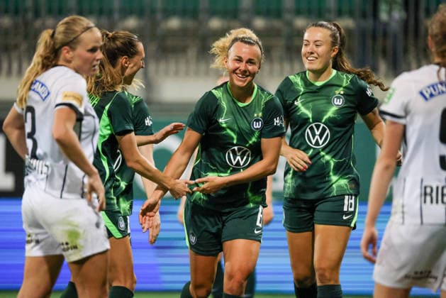 Wolfsburg, Deutschland: 23.09.2026 - UEFA Women™s Europa Cup - Hinrunde - VfL Wolfsburg Frauen vs. Sturm Graz Frauen Im Bild: v.li. die Dritte Torschützin Lena Lattwein (Wolfsburg) macht das Tor zum 6:1 für Wolfsburg und jubelt mit Lara Prasnikar (Wolfsburg) und Mara Alber (Wolfsburg) Copyright: HMBxMedia MadeleinexFantini