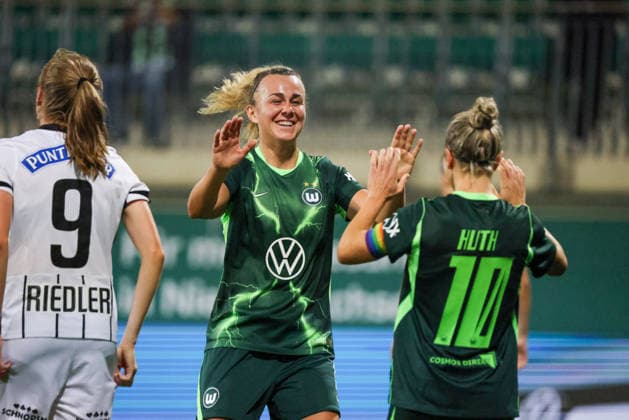 Wolfsburg, Deutschland: 23.09.2026 - UEFA Women™s Europa Cup - Hinrunde - VfL Wolfsburg Frauen vs. Sturm Graz Frauen Im Bild: v.li. die Zweite Torschützin Lena Lattwein (Wolfsburg) macht das Tor zum 6:1 für Wolfsburg und jubelt mit Svenja Huth (Wolfsburg) Copyright: HMBxMedia MadeleinexFantini